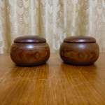 Камни Го из раковины в чашах из японского каштана
